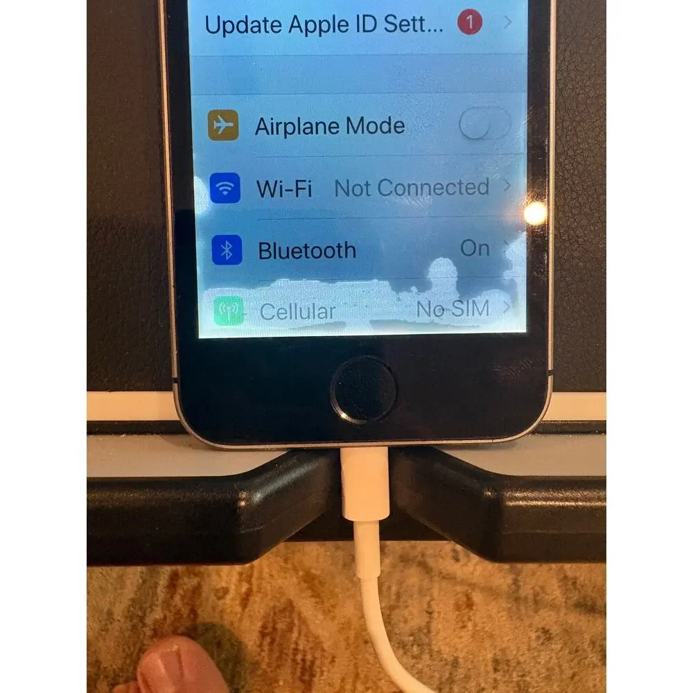 Apple iPhone SE A1662 16GB Verizon For Parts Cracked Screen